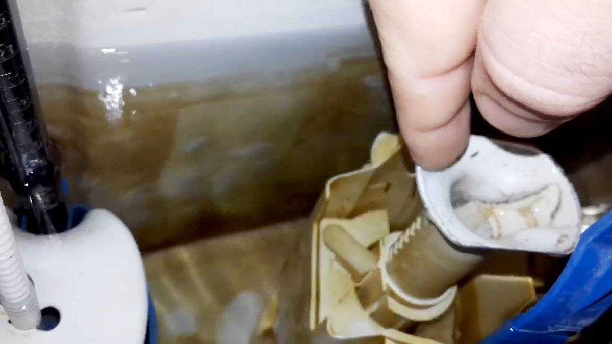 Как устранить течь в унитазе на сливе в канализацию: протекает в месте соединения