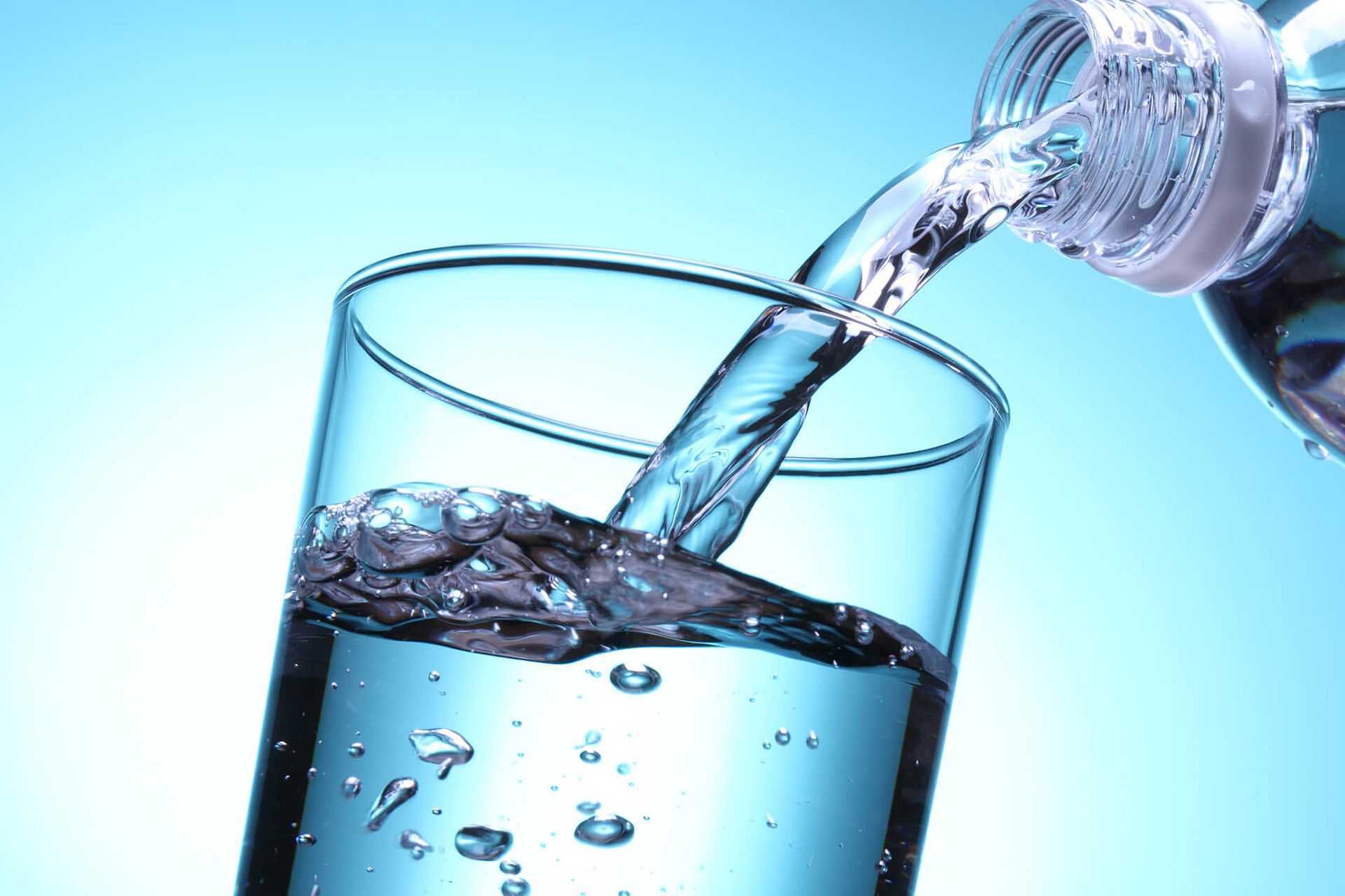 Питьевая вода. Чистая питьевая вода. Питьевое водоснабжение. Минеральная вода в стакане.
