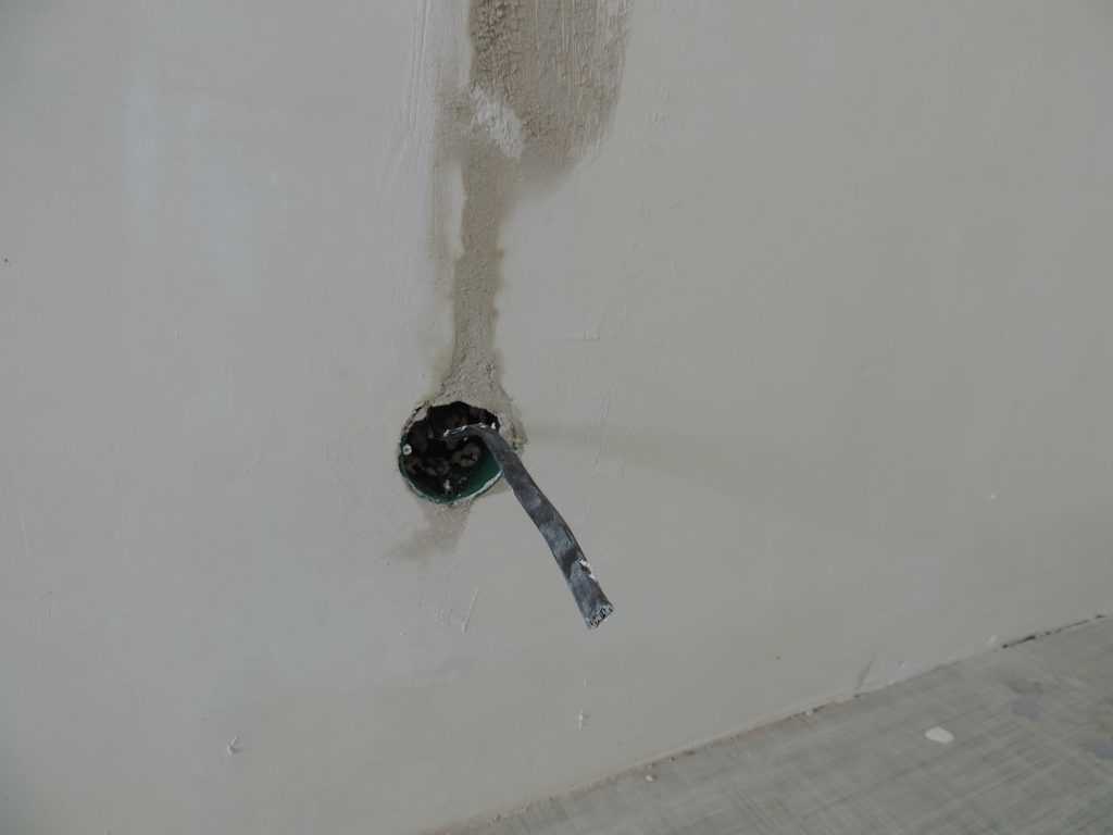 Чем замазать штробу с проводкой в стене своими руками: пошаговое руководство
