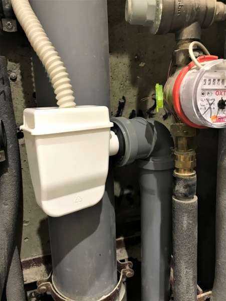 Сифон для кондиционера - незаменимое устройство при отведении дренажа в канализационную систему Предотвращает проникновение неприятных запахов и газов в помещение
