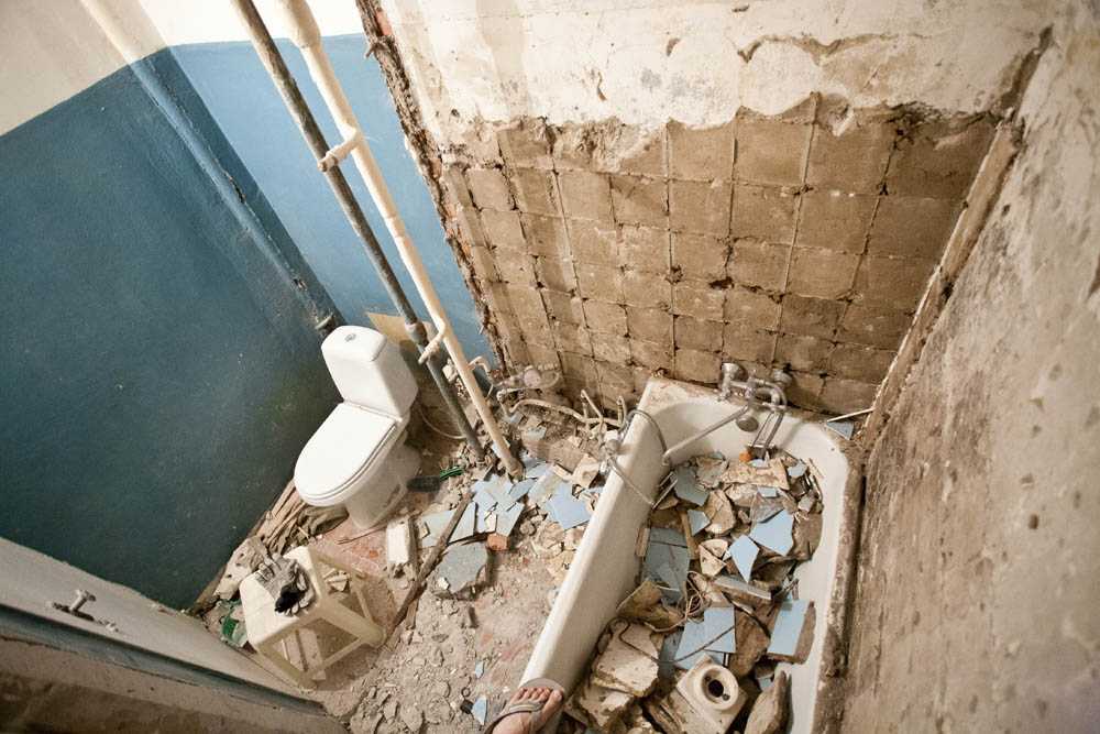 Вывоз чугунной ванны - способы демонтажа и как расколоть