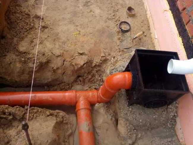 Установка дождеприемника в отмостке: устройство системы, как правильно установить водоотводный лоток и ливневую канализацию в конструкцию вокруг дома