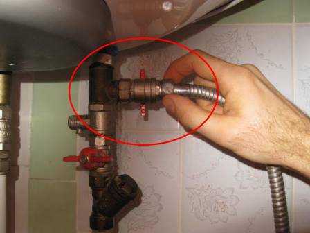 Нужно ли сливать воду из водонагревателя и как слить правильно