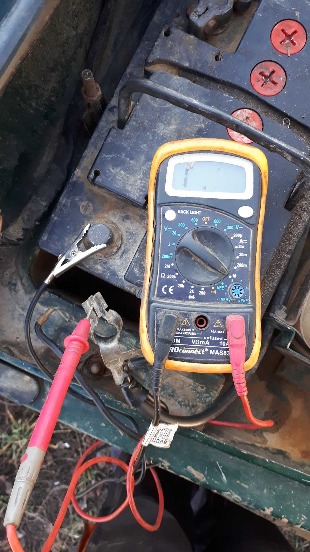 Проверить утечку тока на ваз. Замерить ток утечки мультиметром. Измерение тока утечки в автомобиле мультиметром. Утечку тока на автомобиле мультиметром EKF m182. Измерение тока утечки 220.