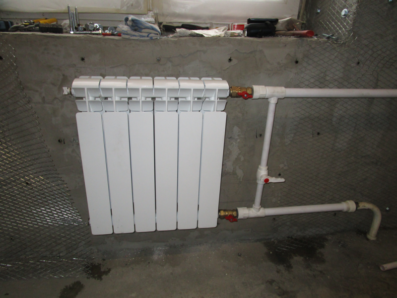 Установка алюминиевых радиаторов отопления: выбор типа подключения, добавление секции, монтаж батареи, использование напольных кронштейнов