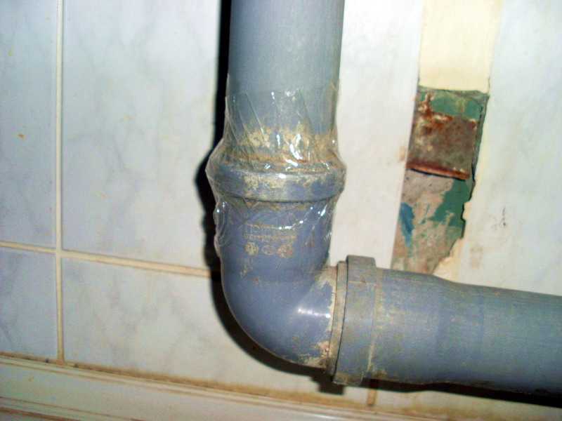 Запах канализации в частном доме: причины и устранение