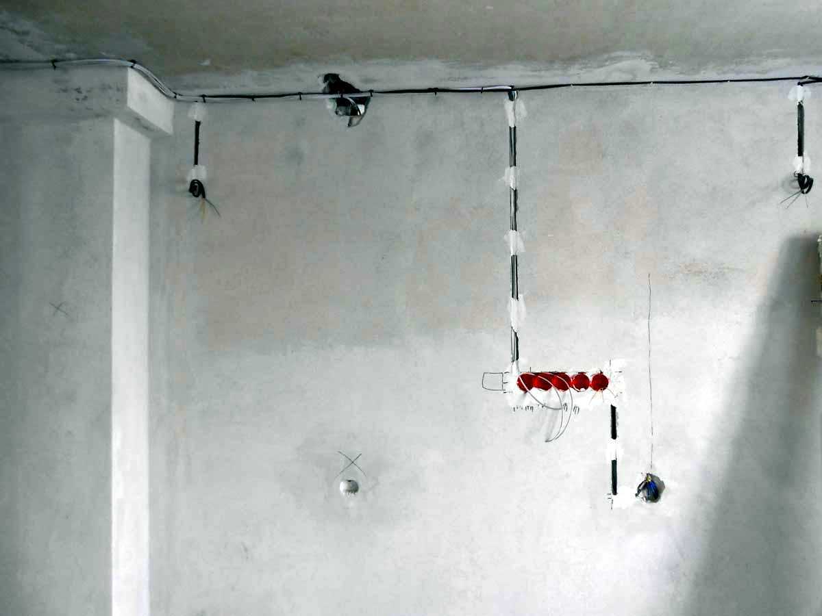 Чем замазать штробы в стене с кабелем. можно ли штробить потолок. какие проблемы могут возникнуть при скрытой прокладке проводки