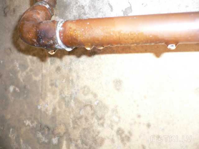 Конденсат на трубе канализации в туалете